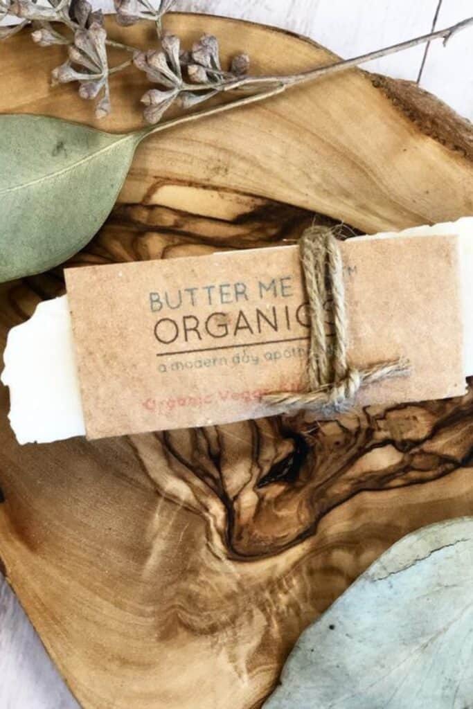 Conventional cleaning products may bring instant shine, but they ironically contribute to toxic waste and plastic pollution. Which is why it’s critical to use truly  eco friendly cleaning products. Image by Butter Me Up Organics #ecofriendlycleaningproducts #naturalcleaningproducts #sustainablejungle