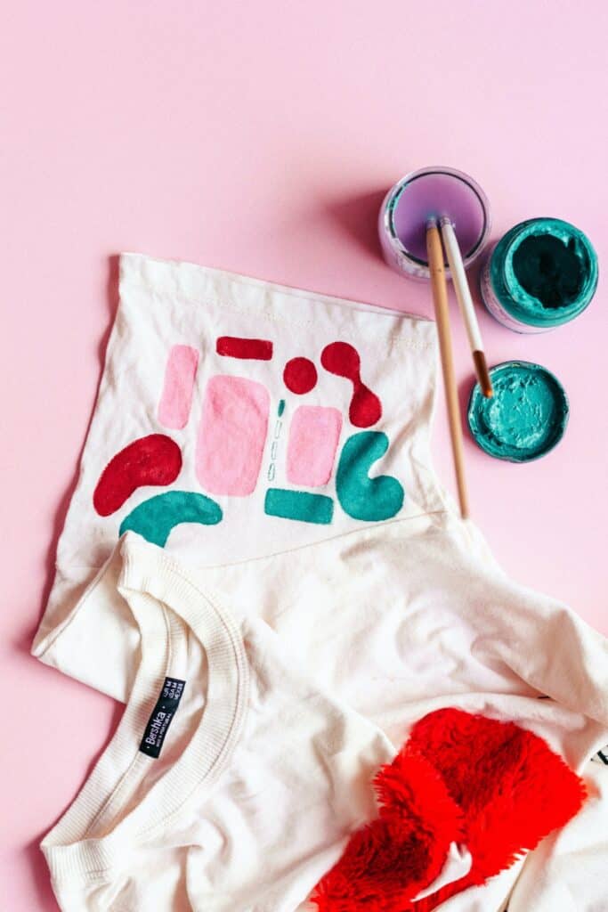 In need of a closet purge? Tired of a worn-out wardrobe? At some point, we’re faced with the question of what to do with old clothes. Image by okeykat on Unsplash #whattodowitholdclothes #sustainablejungle