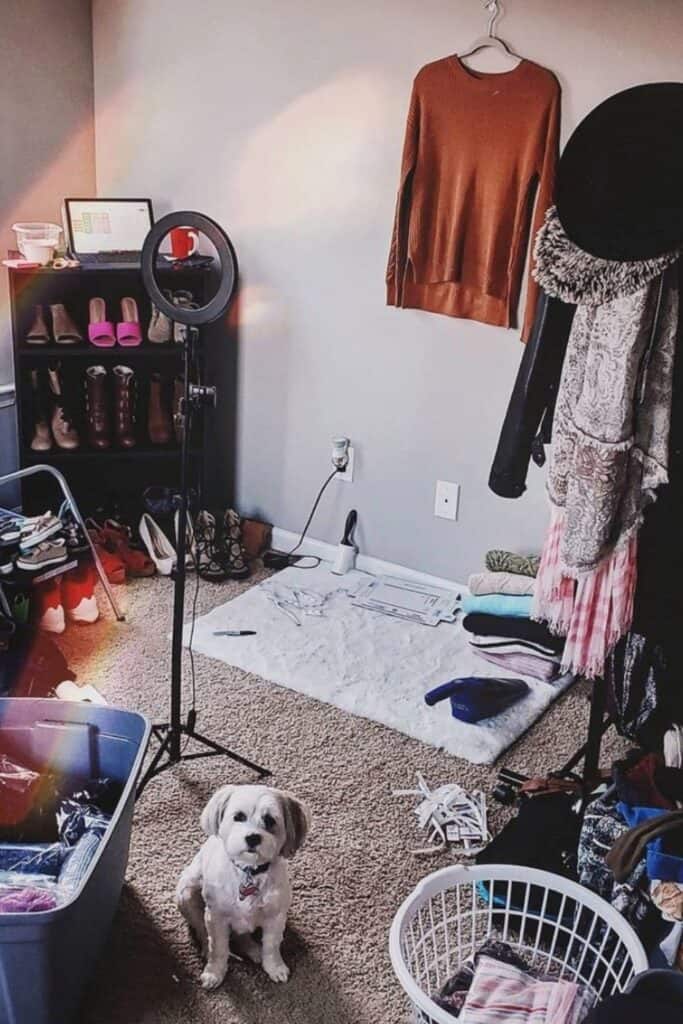 In need of a closet purge? Tired of a worn-out wardrobe? At some point, we’re faced with the question of what to do with old clothes. Image by Poshmark #whattodowitholdclothes #sustainablejungle