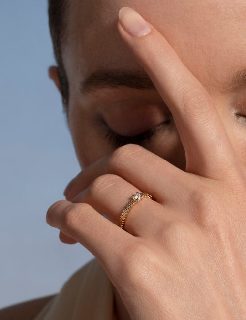 13 Eco Friendly Wedding Rings For A Sustainable Start to Forever #ecofriendlyweddingrings #bestecofriendlyweddingrings #ecoweddingrings #ecofriendlyweddingbands #sustainableweddingrings #recycledweddingrings #ethicalweddingrings #environmentallyfriendlyweddingrings #sustainablejungle Image by Oscar Massin