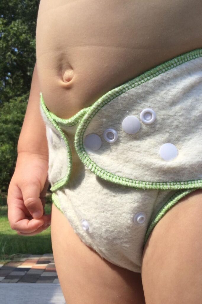 10 Eco Friendly Diapers For the Most Sustainable Baby Bottoms #ecofriendlydiapers #sustainablediapers #ecofriendlydisposablediapers  #bestecofriendlydiapers #sustainablejungle Image by Momgaroo