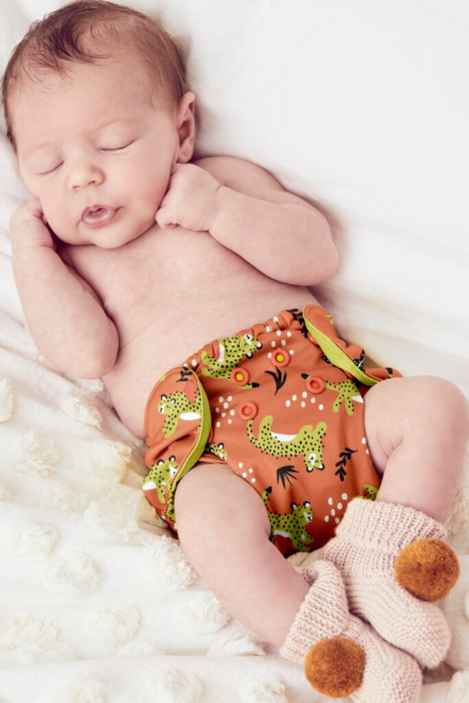 10 Eco Friendly Diapers For the Most Sustainable Baby Bottoms #ecofriendlydiapers #sustainablediapers #ecofriendlydisposablediapers #bestecofriendlydiapers #sustainablejungle Image by Esembly