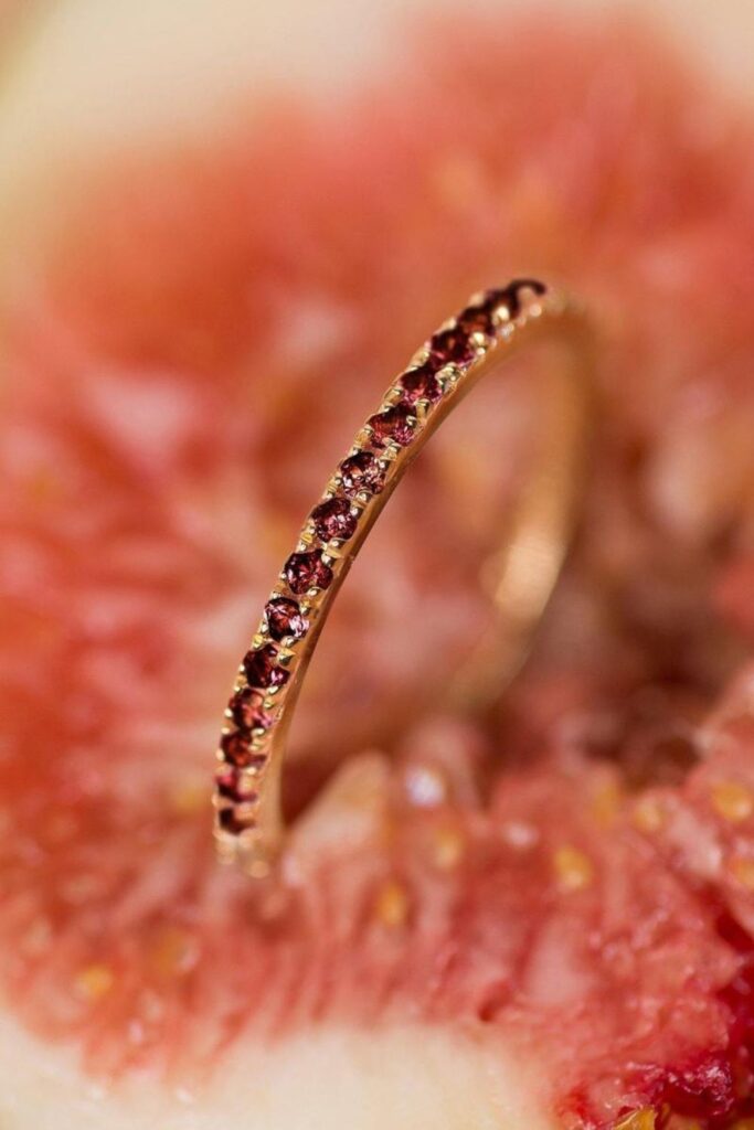 These makers of eco friendly and ethical engagement rings show transparency, socially-responsible sourcing, and sustainable materials that make diamonds shine all the brighter. Image by Aurate #ethicalengagementrings #sustainablejungle