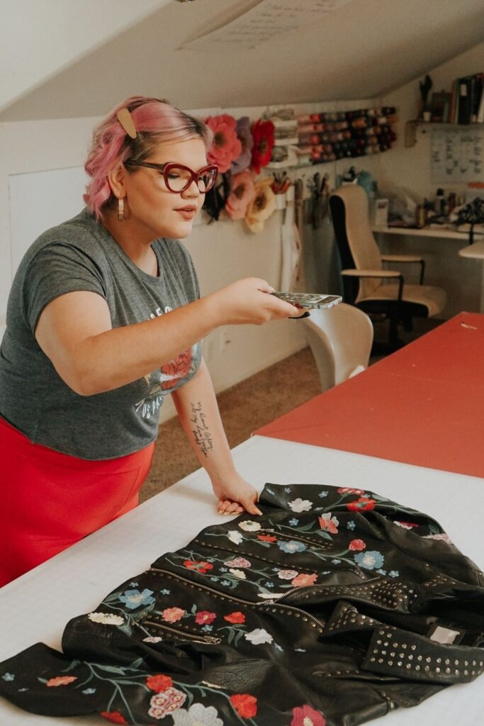 Platforms that allow you to sell used clothes online provide a win-win-win for over-cluttered homes, uncluttered wallets, and the rapidly-cluttering planet. Image by Mercari #sellusedclothesonline #howtosellusedclothesonline #bestplacestosellusedclothesonline #sustainablejungle
