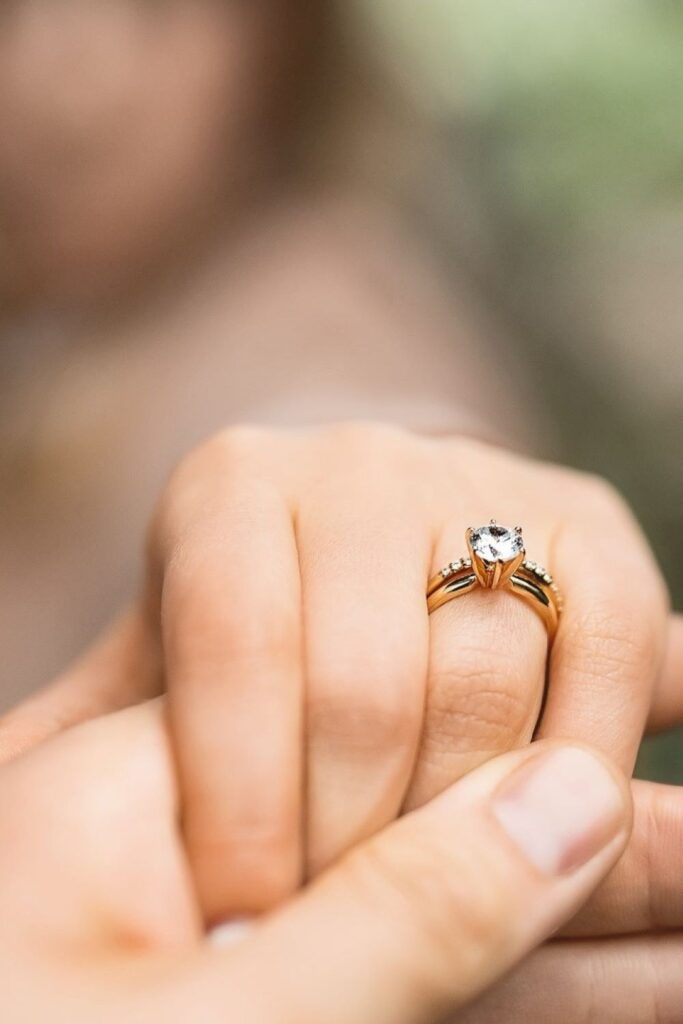 These makers of eco friendly and ethical engagement rings show transparency, socially-responsible sourcing, and sustainable materials that make diamonds shine all the brighter. Image by MiaDonna #ethicalengagementrings #sustainablejungle