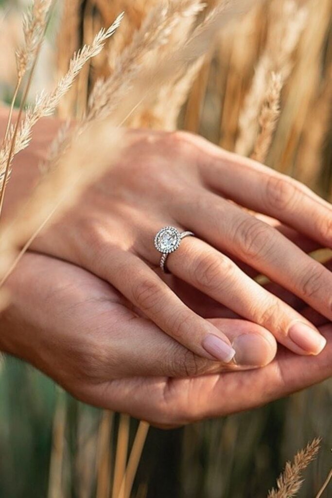 These makers of eco friendly and ethical engagement rings show transparency, socially-responsible sourcing, and sustainable materials that make diamonds shine all the brighter. Image by Taylor & Hart #ethicalengagementrings #sustainablejungle