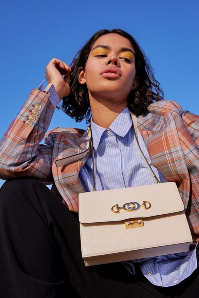 Platforms that allow you to sell used clothes online provide a win-win-win for over-cluttered homes, uncluttered wallets, and the rapidly-cluttering planet. Image by Tradesy #sellusedclothesonline #howtosellusedclothesonline #bestplacestosellusedclothesonline #sustainablejungle