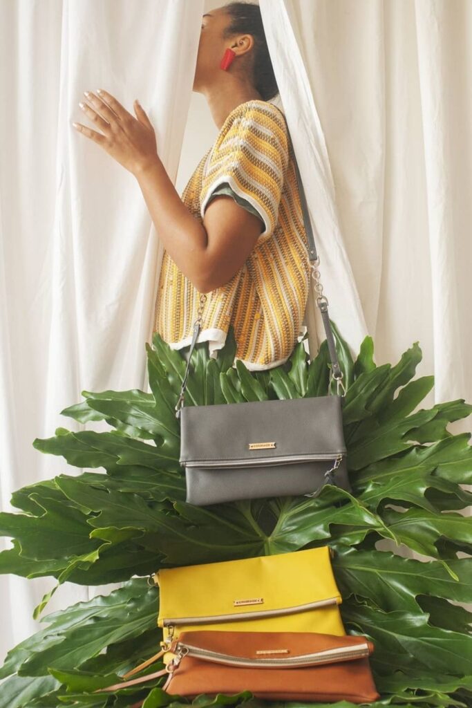These conscious brands making vegan handbags and purses demonstrate nothing needs to die so we can accessorize. To-die-for is just an expression, after all! Image by Carry Courage #veganhandbags #luxuryveganhandbags #veganhandbagbrands #veganpurses #veganpursesbrands #bestveganpurses #veganbags #sustainablejungle