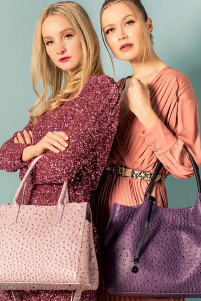 These conscious brands making vegan handbags and purses demonstrate nothing needs to die so we can accessorize. To-die-for is just an expression, after all! Image by GUNAS #veganhandbags #luxuryveganhandbags #veganhandbagbrands #veganpurses #veganpursesbrands #bestveganpurses #veganbags #sustainablejungle