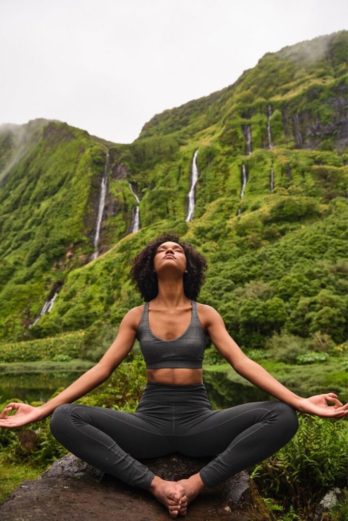 When we’re rolling out camp clothes for our next big adventure, we prefer sustainable outdoor clothing made of natural and eco friendly materials. Image by prAna #sustainableoutdoorclothing #sustainableoutdoorclothingbrands #sustainableoutdoorclothingcompanies #ethicaloutdoorclothing #ecofriendlyoutdoorclothing #sustainablejungle