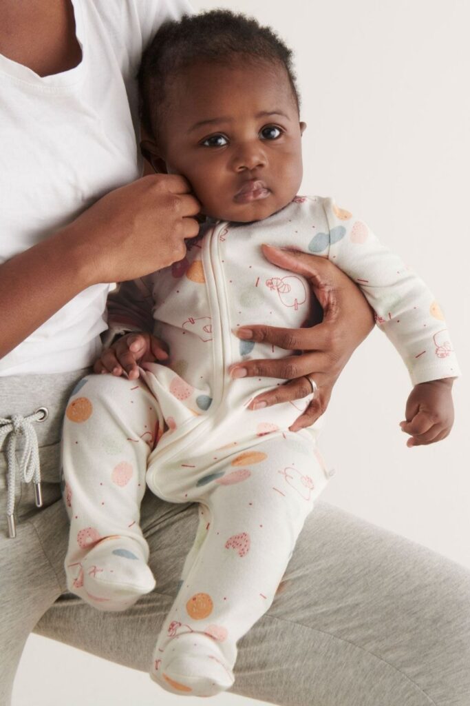 Oh baby! Let’s talk onesies, bodysuits, and cute baby outfits that won’t break the bank or planet. In other words, let's talk: affordable organic baby clothes. Image by MORI #affordableorganicbabyclothes #affordableorganicbabyclothing #gotsbabyclothes #sustainableaffordableorganicbabyclothing #sustainablejungle