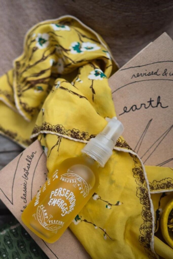 Following our noses, we were able to find non toxic perfume brands that make use of Earth's bounty without spending too much time in the laboratory. Image by Fat and The Moon #nontoxicperfume #naturalperfume #sustainablejungle