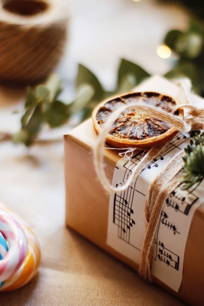 While there are endless possibilities for the creative mind, here are eight zero waste wrapping ideas to surprise your loved one with just a little bit of extra care Photo by Melnychuk Nataliya on Unsplash #zerowastewrapping #sustainablejungle