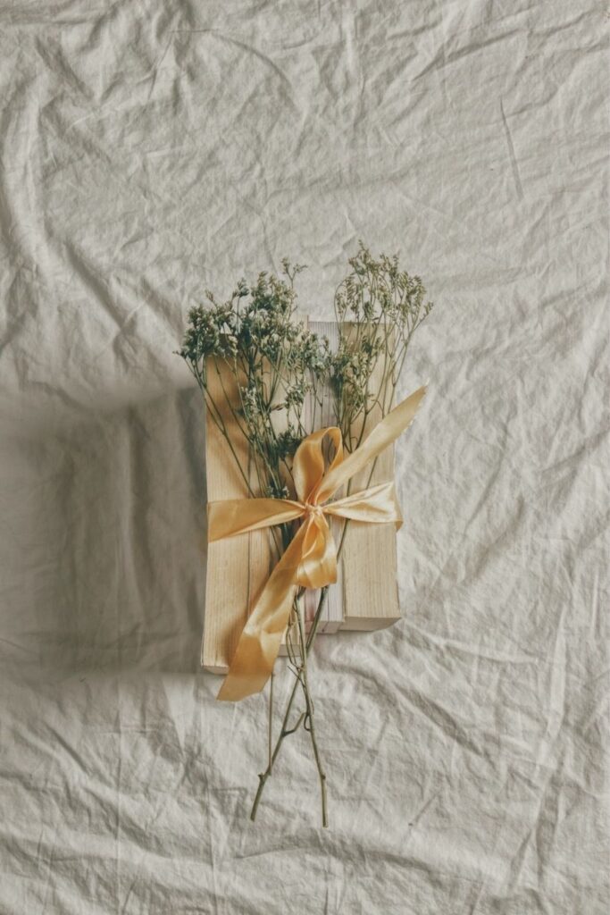 While there are endless possibilities for the creative mind, here are eight zero waste wrapping ideas to surprise your loved one with just a little bit of extra care Photo by Micheile Henderson on Unsplash #zerowastewrapping #sustainablejungle