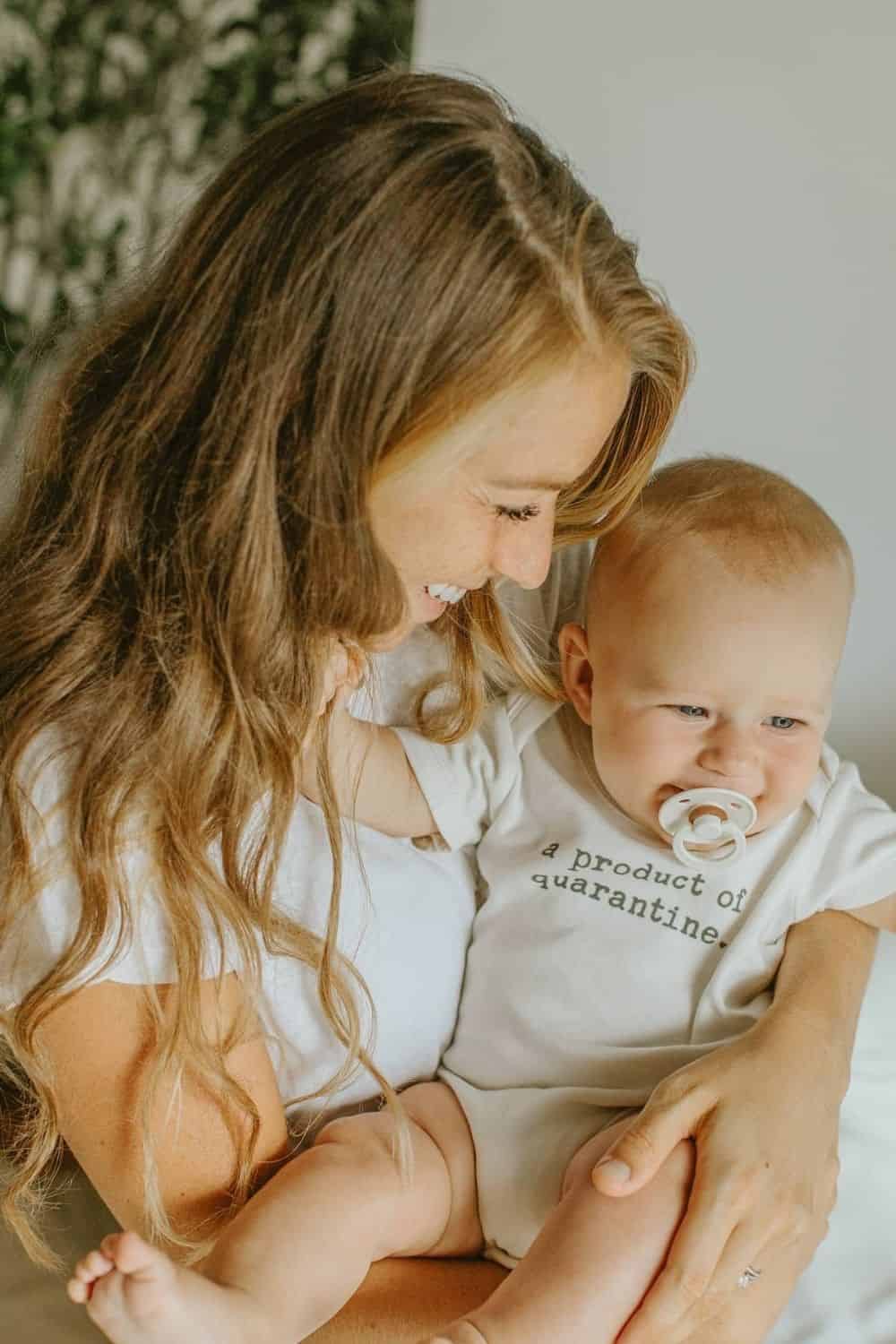 We’ve rounded up some carefully vetted organic baby products for all areas of newborn parentage—everything from dressing, to sleeping, to playing, to keeping baby’s bottom as smooth as, well, a baby’s bottom. Image by Finn + Emma #organicbabyproducts #sustainablejungle