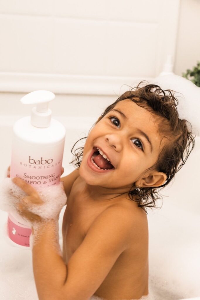We’ve rounded up some carefully vetted organic baby products for all areas of newborn parentage—everything from dressing, to sleeping, to playing, to keeping baby’s bottom as smooth as, well, a baby’s bottom. Image by Babo Botanicals #organicbabyproducts #sustainablejungle