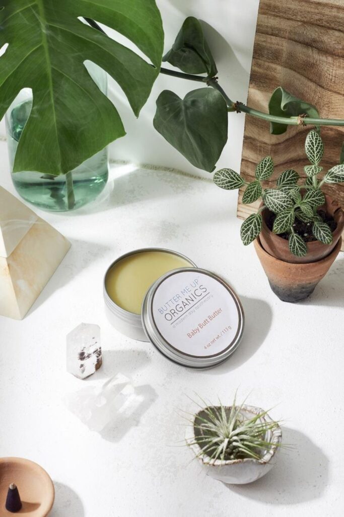 We’ve rounded up some carefully vetted organic baby products for all areas of newborn parentage—everything from dressing, to sleeping, to playing, to keeping baby’s bottom as smooth as, well, a baby’s bottom. Image by Butter Me Up Organics #organicbabyproducts #sustainablejungle