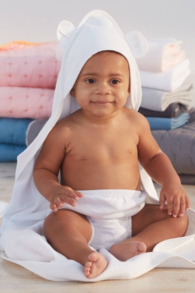 We’ve rounded up some carefully vetted organic baby products for all areas of newborn parentage—everything from dressing, to sleeping, to playing, to keeping baby’s bottom as smooth as, well, a baby’s bottom. Image by Coyuchi #organicbabyproducts #sustainablejungle