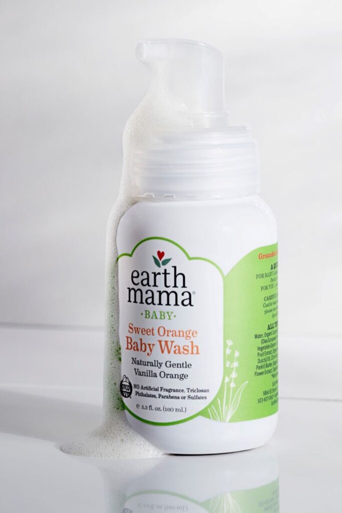 We’ve rounded up some carefully vetted organic baby products for all areas of newborn parentage—everything from dressing, to sleeping, to playing, to keeping baby’s bottom as smooth as, well, a baby’s bottom.   Image by Earth Mama Organics #organicbabyproducts #sustainablejungle