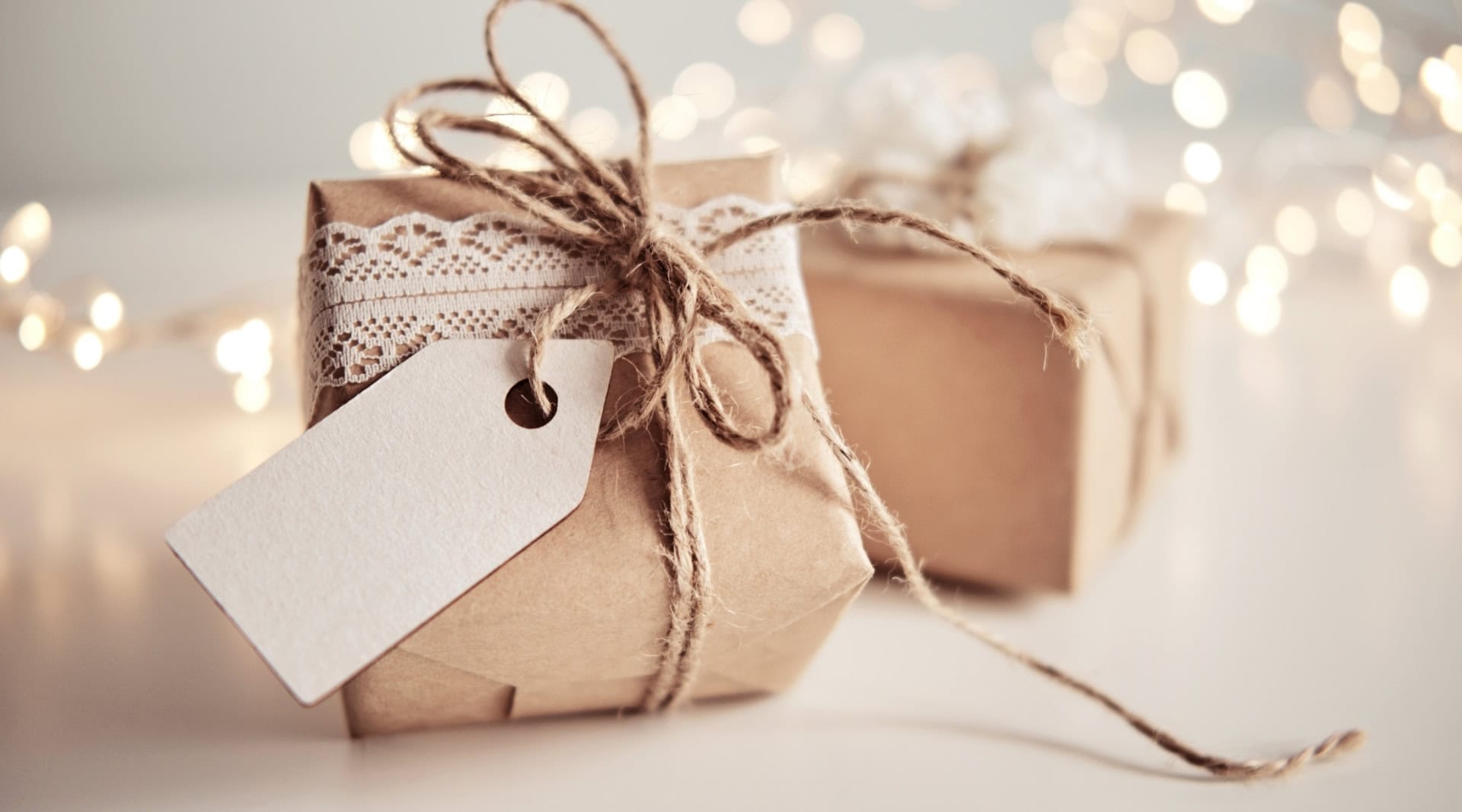 Image by Elena Nazarova (zero-waste-gift-wrapping)