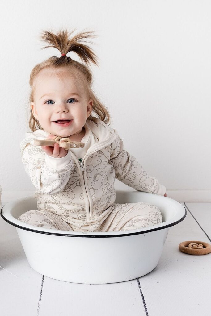 We’ve rounded up some carefully vetted organic baby products for all areas of newborn parentage—everything from dressing, to sleeping, to playing, to keeping baby’s bottom as smooth as, well, a baby’s bottom. Image by Finn + Emma #organicbabyproducts #sustainablejungle