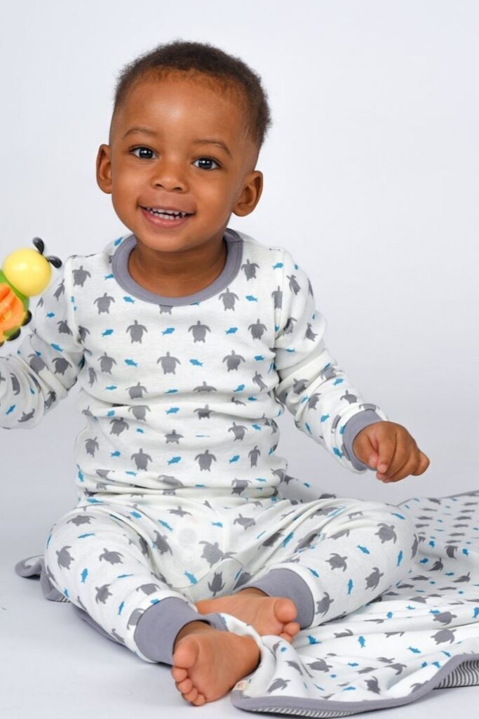 We’ve rounded up some carefully vetted organic baby products for all areas of newborn parentage—everything from dressing, to sleeping, to playing, to keeping baby’s bottom as smooth as, well, a baby’s bottom. Image by Jazzy Organics #organicbabyproducts #sustainablejungle
