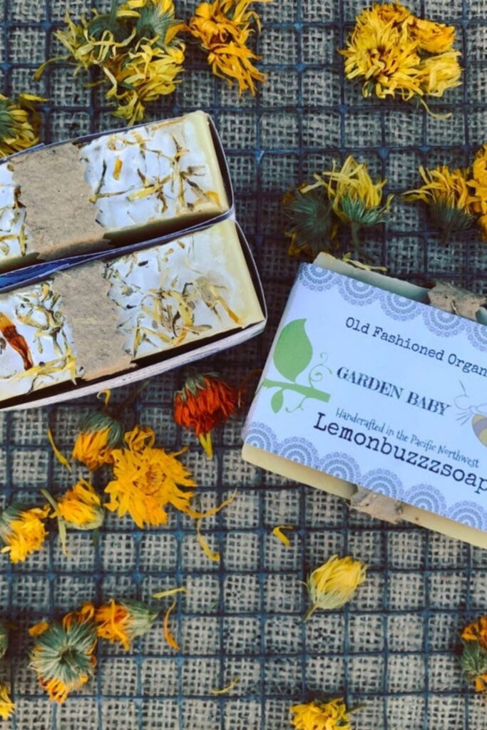 We’ve rounded up some carefully vetted organic baby products for all areas of newborn parentage—everything from dressing, to sleeping, to playing, to keeping baby’s bottom as smooth as, well, a baby’s bottom. Image by Lemonbuzzzsoap #organicbabyproducts #sustainablejungle