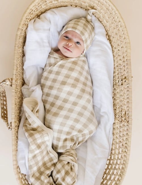 9 Organic Baby Blankets For The Best Sustainable Snuggles Image by Makemake Organics #organicbabyblankets #organiccottonbabyblankets #organicmuslinbabyblankets #organicbamboobabyblankets #nutralbabyblankets #allnaturalbabyblankets #sustainablejungle