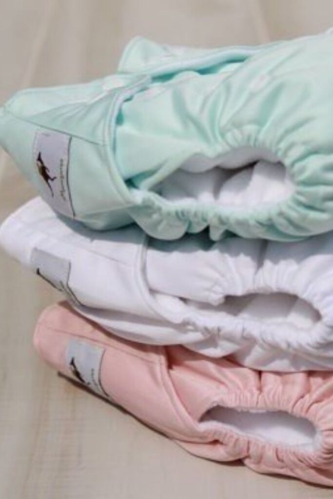 We’ve rounded up some carefully vetted organic baby products for all areas of newborn parentage—everything from dressing, to sleeping, to playing, to keeping baby’s bottom as smooth as, well, a baby’s bottom. Image by Momgaroo #organicbabyproducts #sustainablejungle