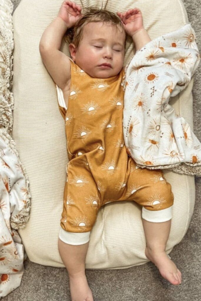 We’ve rounded up some carefully vetted organic baby products for all areas of newborn parentage—everything from dressing, to sleeping, to playing, to keeping baby’s bottom as smooth as, well, a baby’s bottom. Image by Sugar & Plum #organicbabyproducts #sustainablejungle