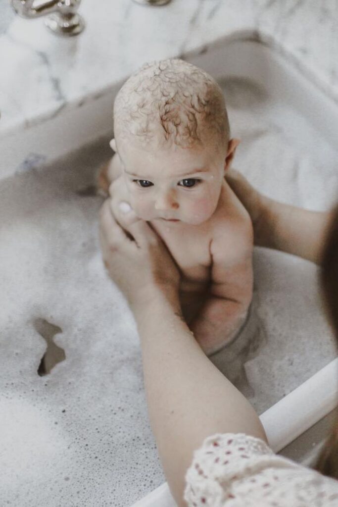 We’ve rounded up some carefully vetted organic baby products for all areas of newborn parentage—everything from dressing, to sleeping, to playing, to keeping baby’s bottom as smooth as, well, a baby’s bottom. Image by bāeo #organicbabyproducts #sustainablejungle