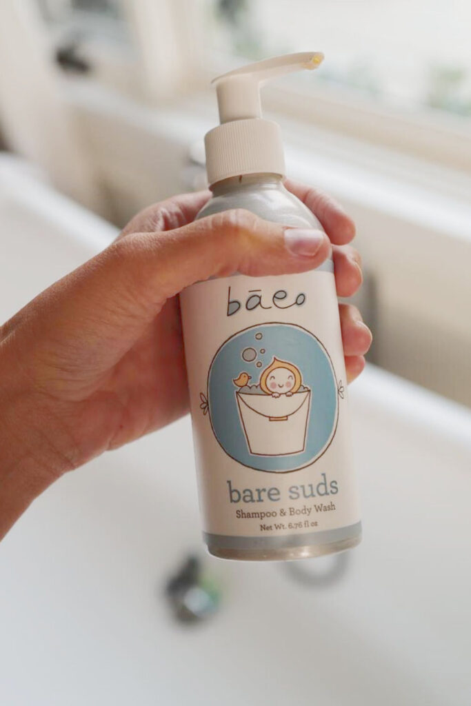 We’ve rounded up some carefully vetted organic baby products for all areas of newborn parentage—everything from dressing, to sleeping, to playing, to keeping baby’s bottom as smooth as, well, a baby’s bottom.   Image by bāeo #organicbabyproducts #sustainablejungle