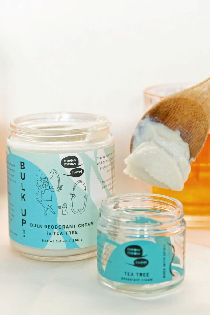 Looking for a zero waste deodorant alternative? Here's our list of options for stink-free sustainable pits Image by Meow Meow Tweet #zerowastedeodorant #sustainablejungle