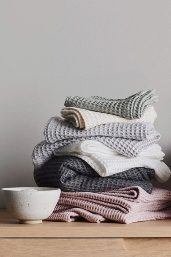 We’re taking shower performances to the next level with organic towels and linens from the most sustainable bathroom brands. Image by ettitude #organictowels #organiccottontowels #organiccottonbathtowels #bestorganictowels #sustainablejungle