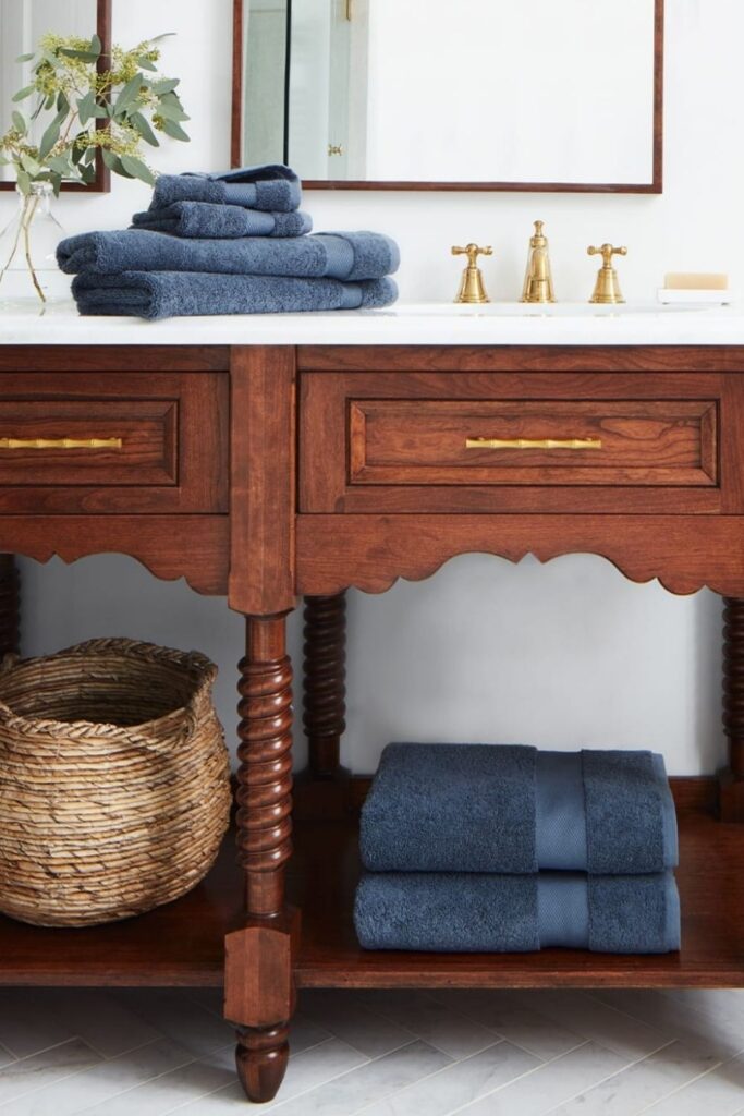 We’re taking shower performances to the next level with organic towels and linens from the most sustainable bathroom brands. Image by Boll & Branch #organictowels #organiccottontowels #organiccottonbathtowels #bestorganictowels #sustainablejungle