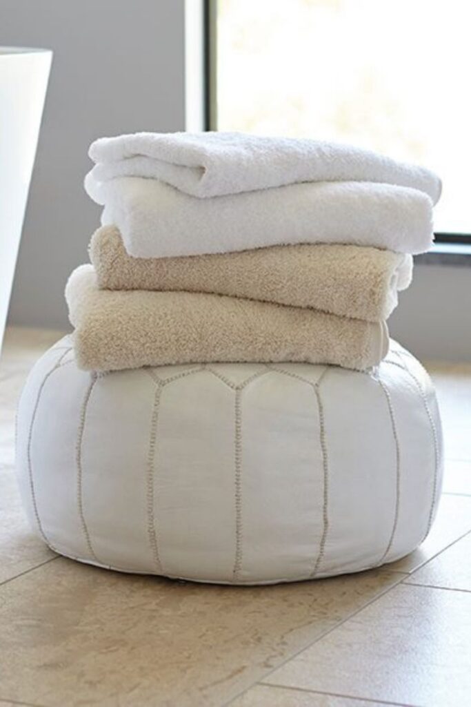 We’re taking shower performances to the next level with organic towels and linens from the most sustainable bathroom brands. Image by Coyuchi #organictowels #organiccottontowels #organiccottonbathtowels #bestorganictowels #sustainablejungle