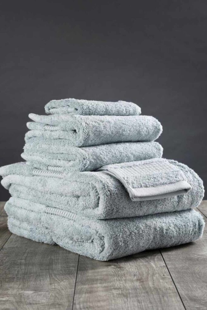 We’re taking shower performances to the next level with organic towels and linens from the most sustainable bathroom brands. Image by Delilah Home #organictowels #organiccottontowels #organiccottonbathtowels #bestorganictowels #sustainablejungle