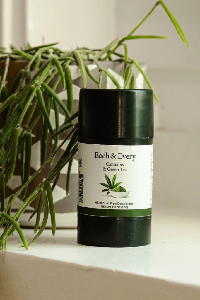 Looking for a zero waste deodorant alternative? Here's our list of options for stink-free sustainable pits Image by Each & Every #zerowastedeodorant #sustainablejungle