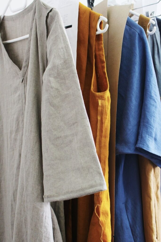 As much as we love linen, we love it even more when users of linen make sure it returns the love to all bodies, big and small. Plus size linen clothing is our focus here! Image by Linen Handmade Studio #plussizelinenclothing #sustainablejungle
