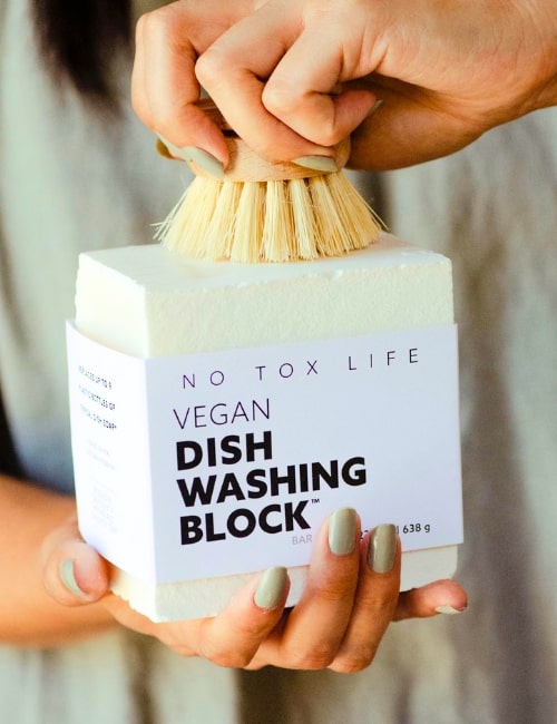 9 Zero Waste Dish Soaps For Clean Plates & A Clean PlanetImage by No Tox Life#zerowastedishsoap #bestzerowastedishsoap #zerowastedishdetergent #ecofriendlydishsoap #dishsoapecofriendly # ecodishsoap #sustainablejungle