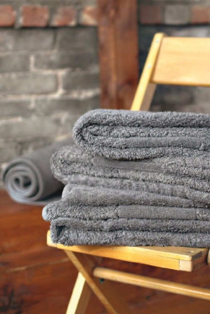 We’re taking shower performances to the next level with organic towels and linens from the most sustainable bathroom brands. Image by SOL Organics #organictowels #organiccottontowels #organiccottonbathtowels #bestorganictowels #sustainablejungle