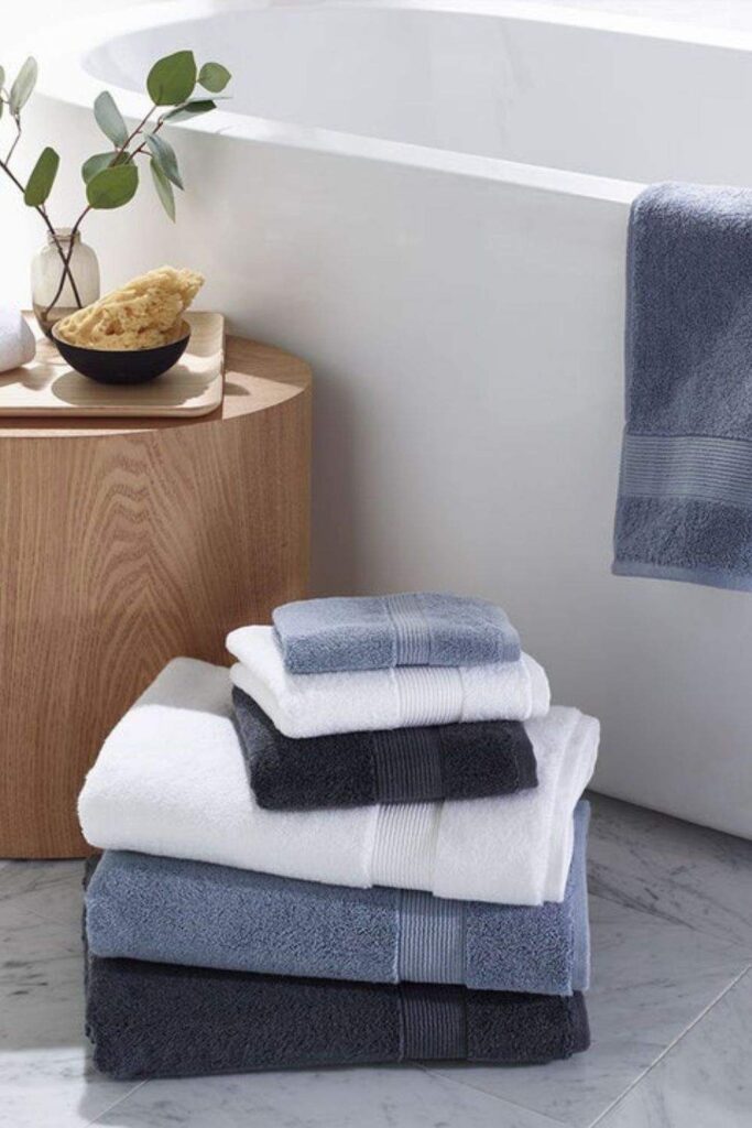 We’re taking shower performances to the next level with organic towels and linens from the most sustainable bathroom brands. Image by Under The Canopy #organictowels #organiccottontowels #organiccottonbathtowels #bestorganictowels #sustainablejungle