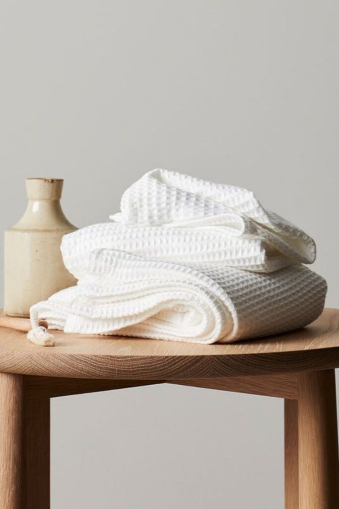 We’re taking shower performances to the next level with organic towels and linens from the most sustainable bathroom brands. Image by ettitude #organictowels #organiccottontowels #organiccottonbathtowels #bestorganictowels #sustainablejungle
