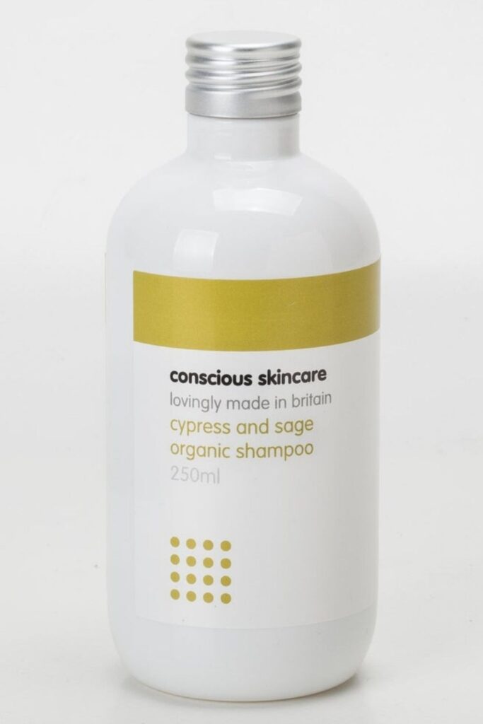 Petrochemicals and water go together like… well… oil and water! Our self-care routines deserve better. So here's our list of the best natural shampoo from organic brands... Image by Conscious Skincare #bestnaturalshampoo #bestnaturalorganicshampoo #bestnaturalshampooandconditioner #bestorganicshampoo #bestorganicshampooandconditioner #naturalorganicshampoo #sustainablejungle