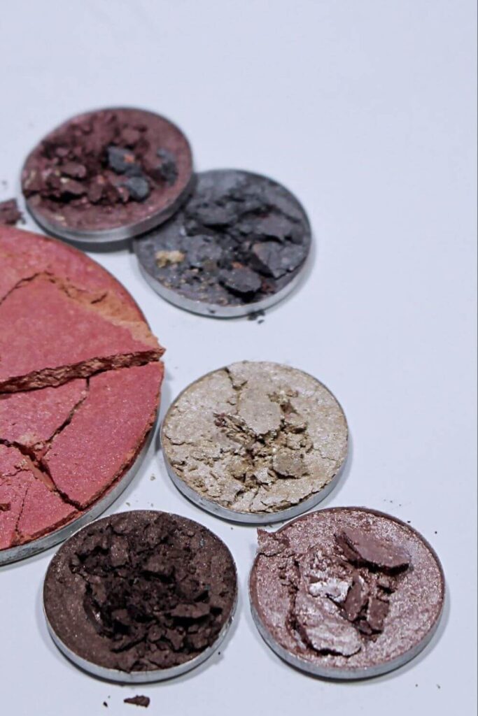 Is mica in makeup safe to put on our faces every day and is it ethical? Image by Liz Breygel via Unsplash #micainmakeup #sustainablejungle