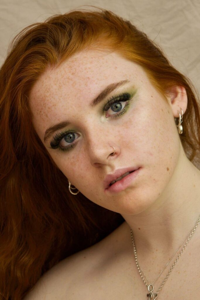 Is mica in makeup safe to put on our faces every day and is it ethical? Photo by Eleanor on Unsplash #micainmakeup #sustainablejungle
