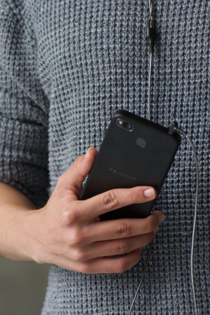 Unlike fashion, finding solutions to the environmental and ethical issues in the technology industry hasn’t been as, well, fashionable. So, what can we do as a consumer looking for ethical electronics? Image by Fairphone #ethicalelectronics #ecofriendlyelectronics #sustainablejungle