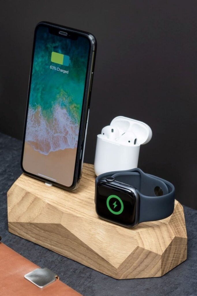 Unlike fashion, finding solutions to the environmental and ethical issues in the technology industry hasn’t been as, well, fashionable. So, what can we do as a consumer looking for ethical electronics? Image by Oakywood #ethicalelectronics #ecofriendlyelectronics #sustainablejungle