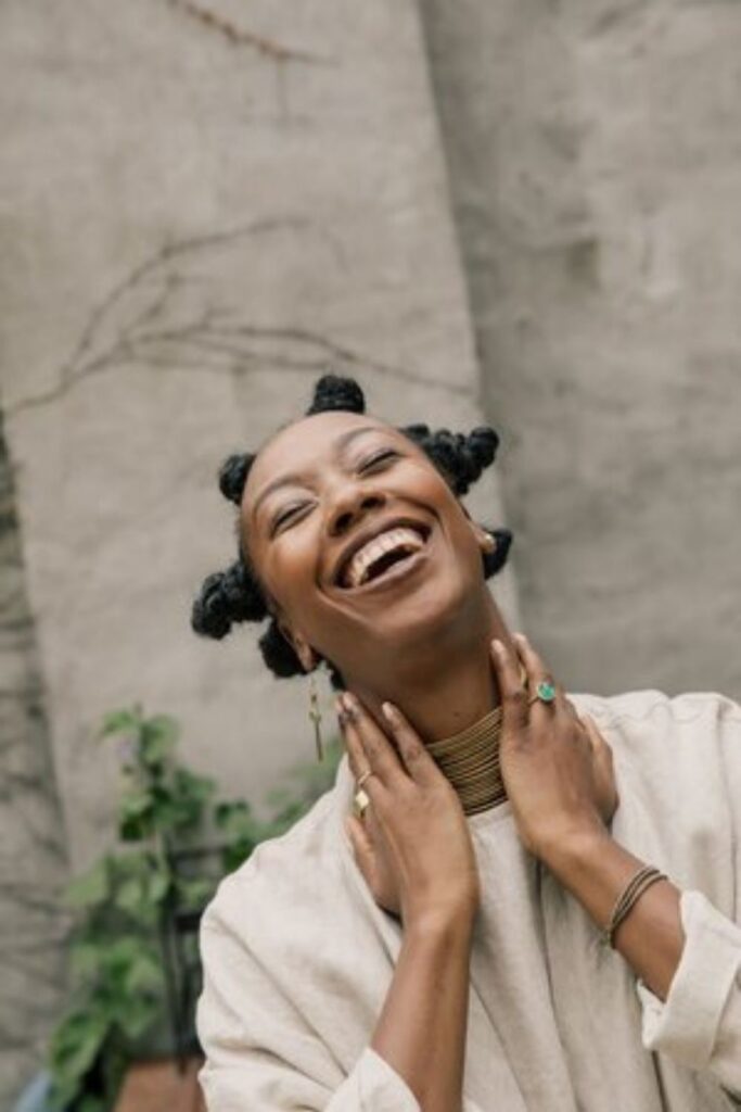 Changing the world is tough stuff, especially in a vacuum. That’s why we’re thankful for all the inspiring sustainability blogs offering so much support and guidance right at our fingertips. Image by Melanin & Sustainable Style #sustainabilityblogs #sustainablejungle