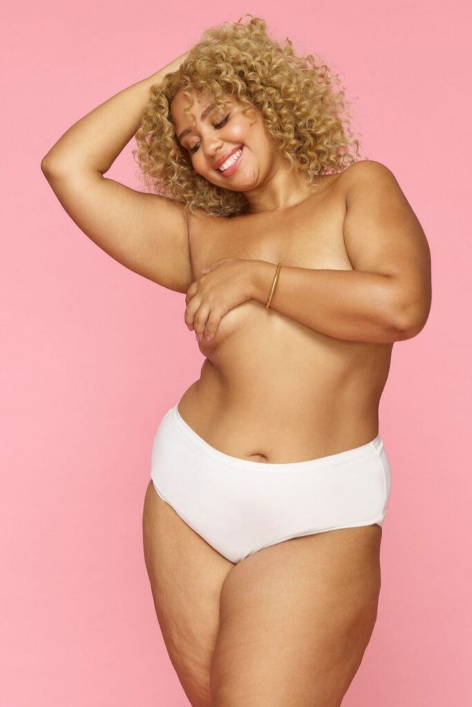 Inclusivity is sexy. Everybody deserves to show off and every body deserves to be shown off. And these sustainable plus size lingerie brands have the goods to make ALL women feel amazing. Image by Knickey #plussizelingerie #plussizelingeriebrands #affordableplussizelingerie #topplussizelingerie #plussizesexylingerie